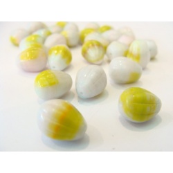mačkané perle - hruška, matné,  bílo-zelené žíhání, 12x8 mm
